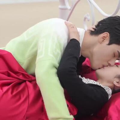 男生压着女生的身体的原因找到了？