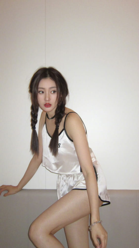 张天爱穿睡衣看出来一个小咪咪_2