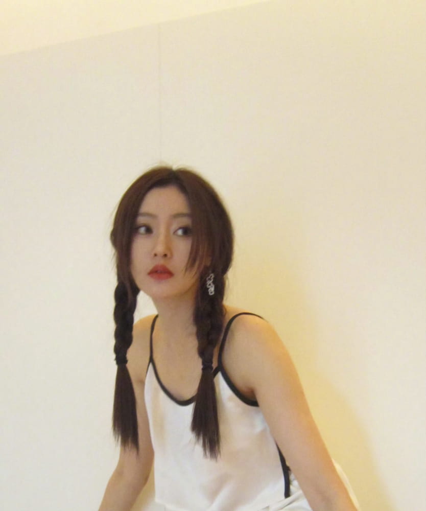 张天爱穿睡衣看出来一个小咪咪_5