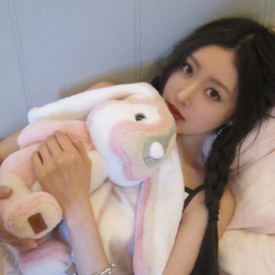 张天爱穿睡衣看出来一个小咪咪