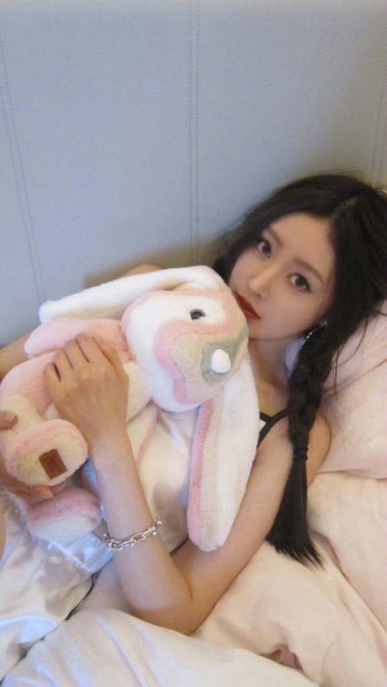 张天爱穿睡衣看出来一个小咪咪_6