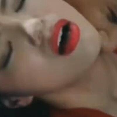 咬女生的脖子吸血女生变异