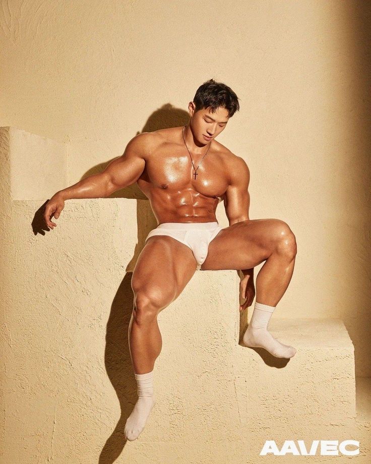 帅哥穿白色三角裤大包图片_3