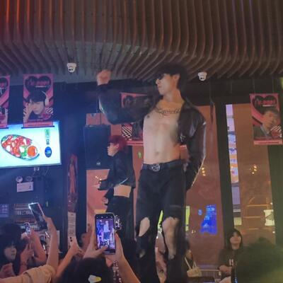 富婆点的帅气腹肌男模夜店跳舞