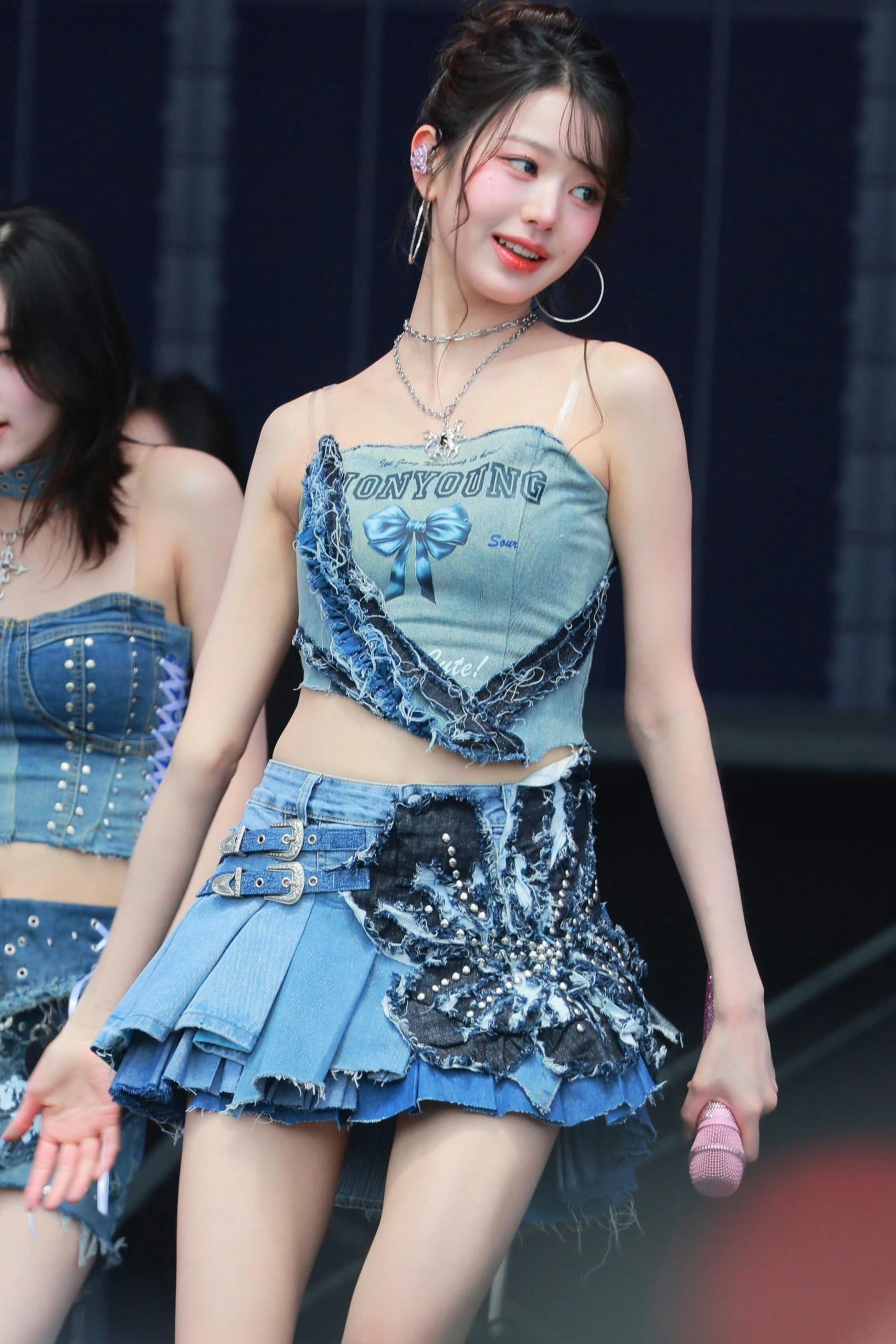 张元英热辣小短裙舞台生图_1