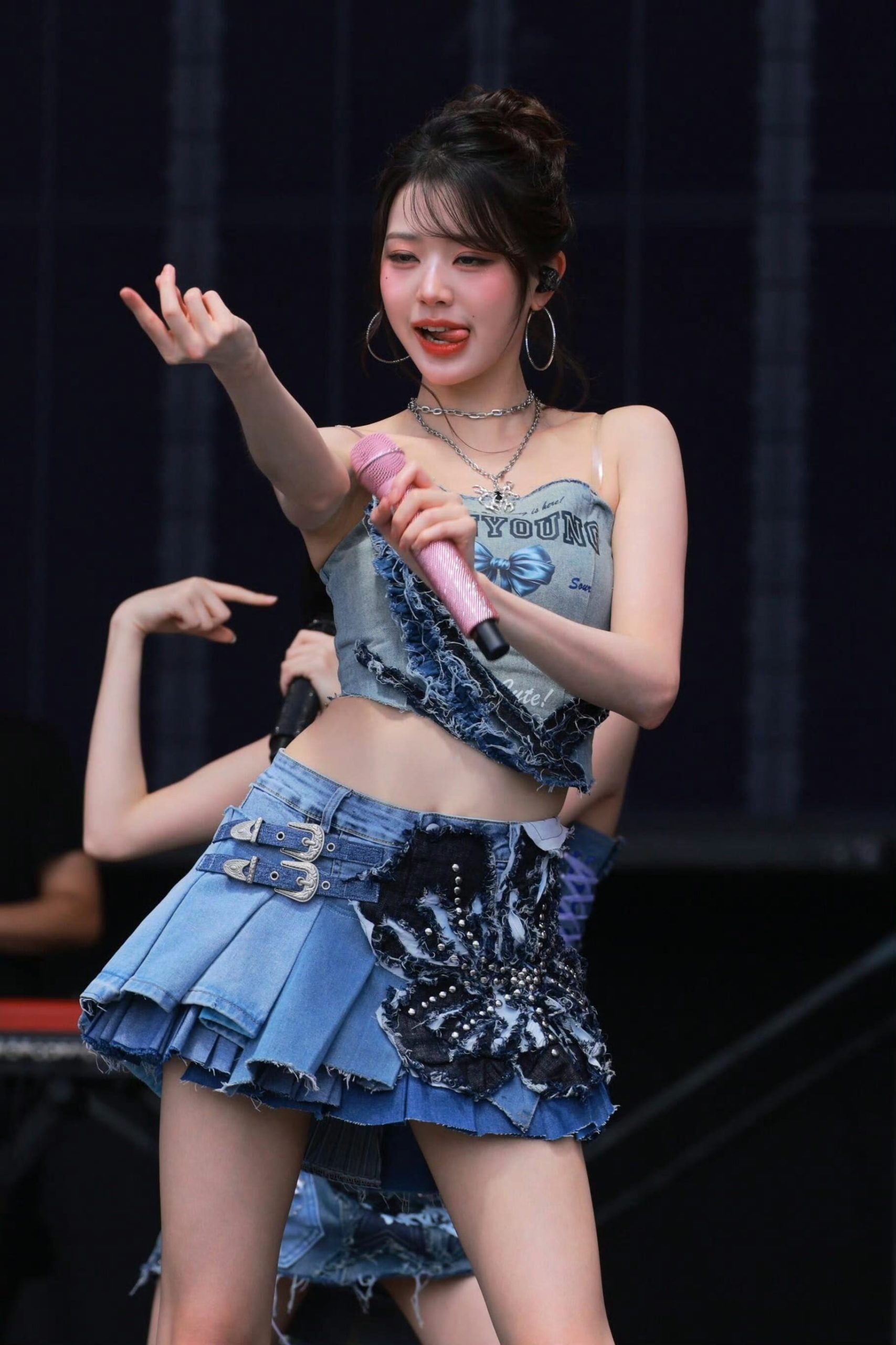 张元英热辣小短裙舞台生图_3