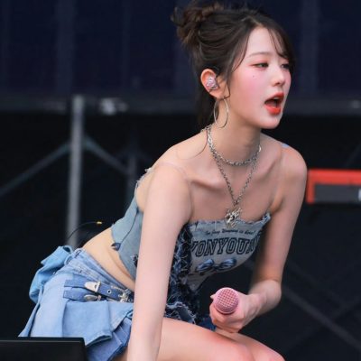 张元英热辣小短裙舞台生图