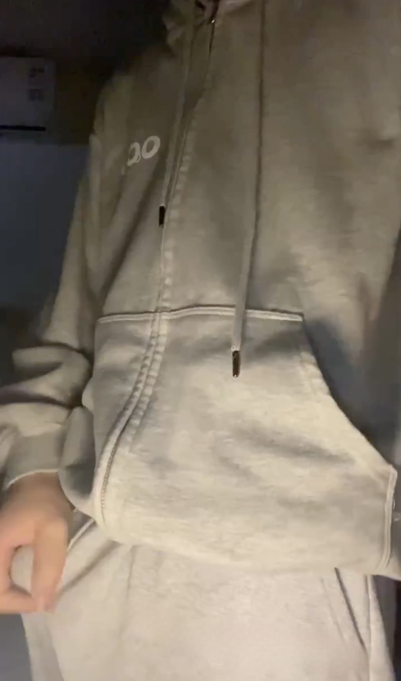 灰裤子体育生秀出自己的腹肌并且男生单手握78_2