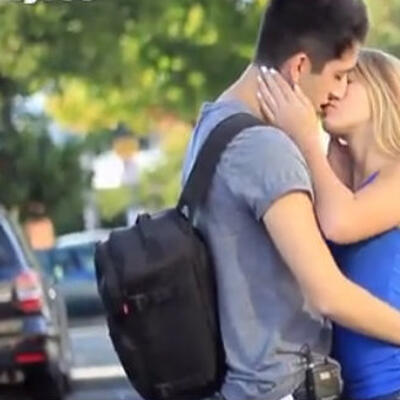 Pranklnvasion 街头接吻把妹泡妞男生把手放进女生的空间