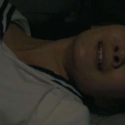 晚上回家女孩被歹徒霸王硬上弓,为什么女的一日就老实了？