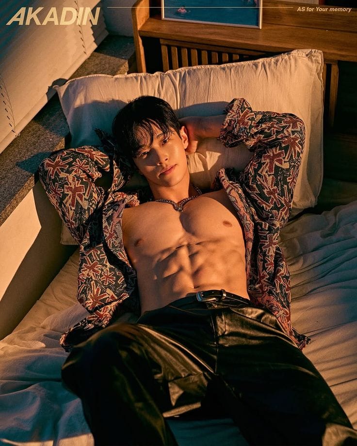 腹肌男孩光溜溜躺着,全身78光秃秃的图片真实大包_2