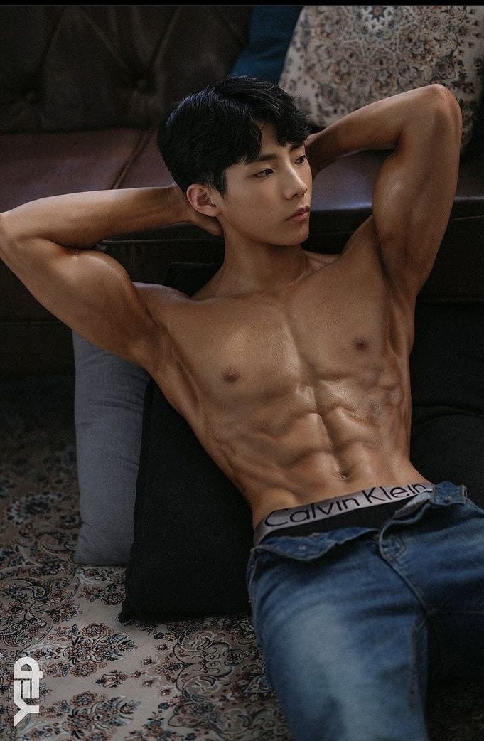 腹肌男孩光溜溜躺着,全身78光秃秃的图片真实大包_3