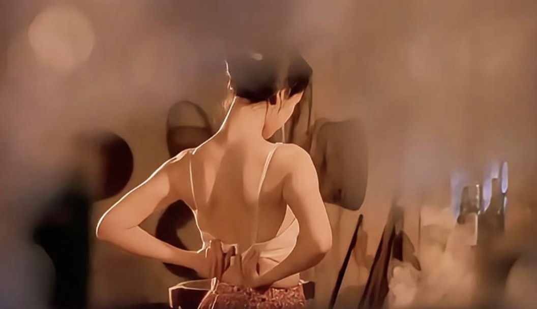 大伯哥总是跟弟媳妇开玩笑,大伯哥偷偷看弟媳洗澡_2