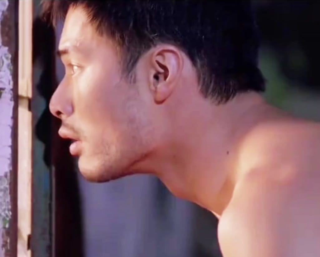 大伯哥总是跟弟媳妇开玩笑,大伯哥偷偷看弟媳洗澡_1