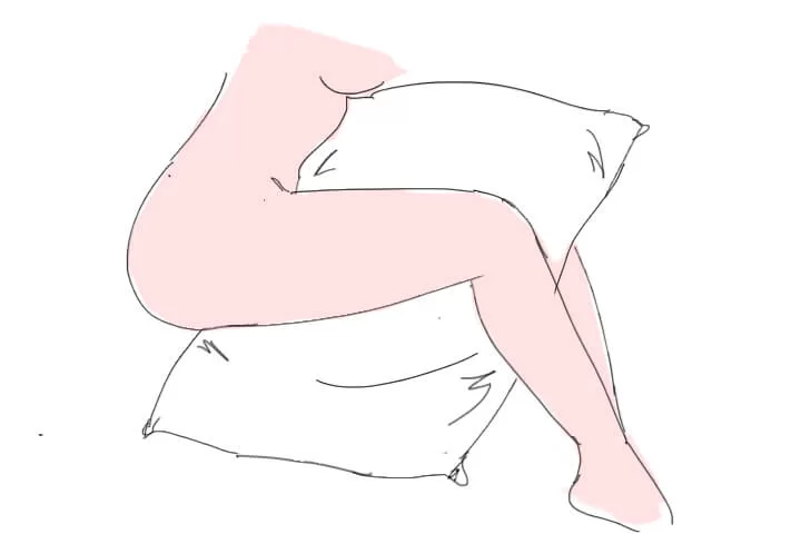 女生取悦自己用腿夹枕头图片演示_1