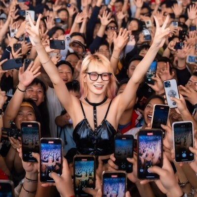 长沙解放西女主角手机聚光灯图片