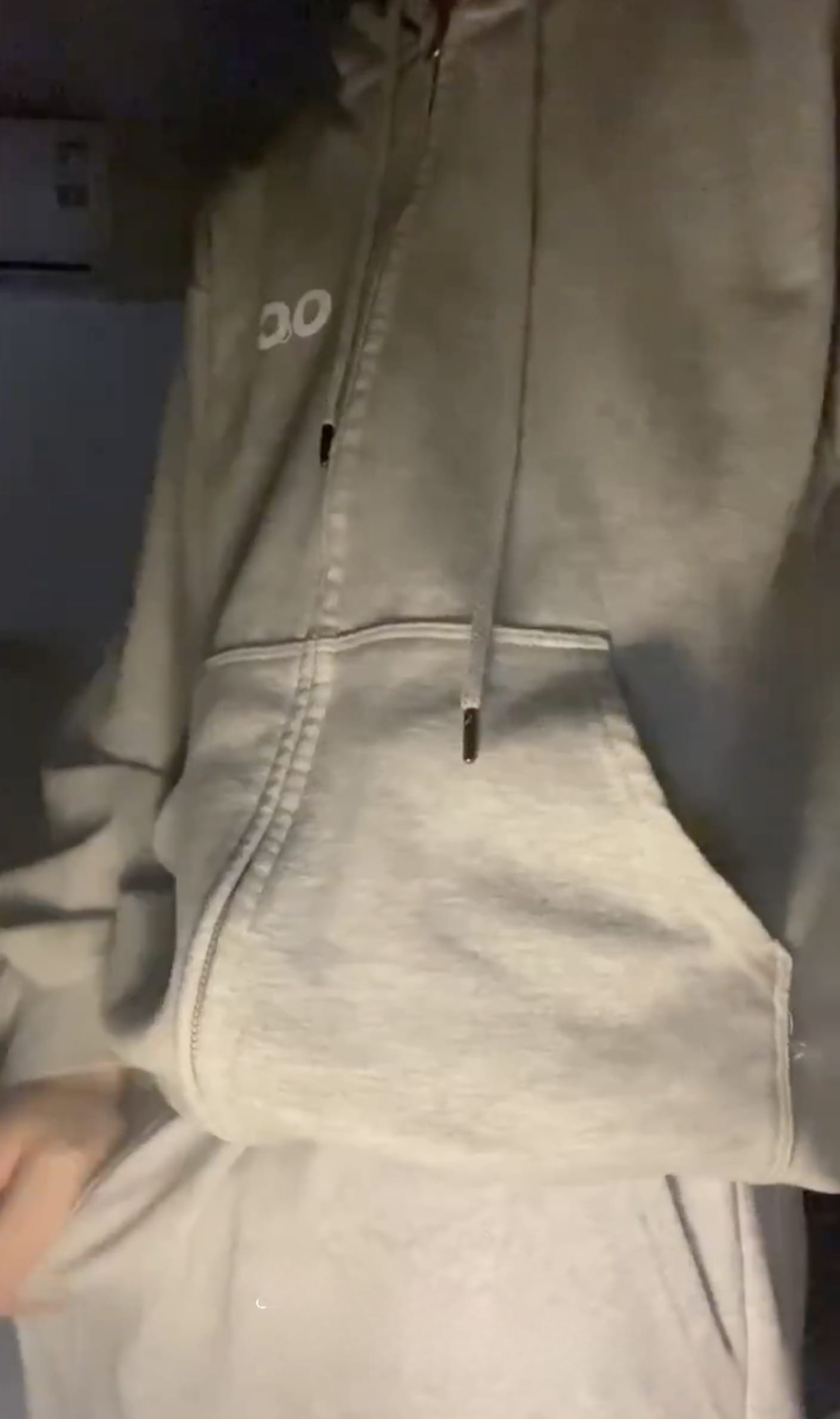 灰裤子体育生秀出自己的腹肌并且男生单手握78_1