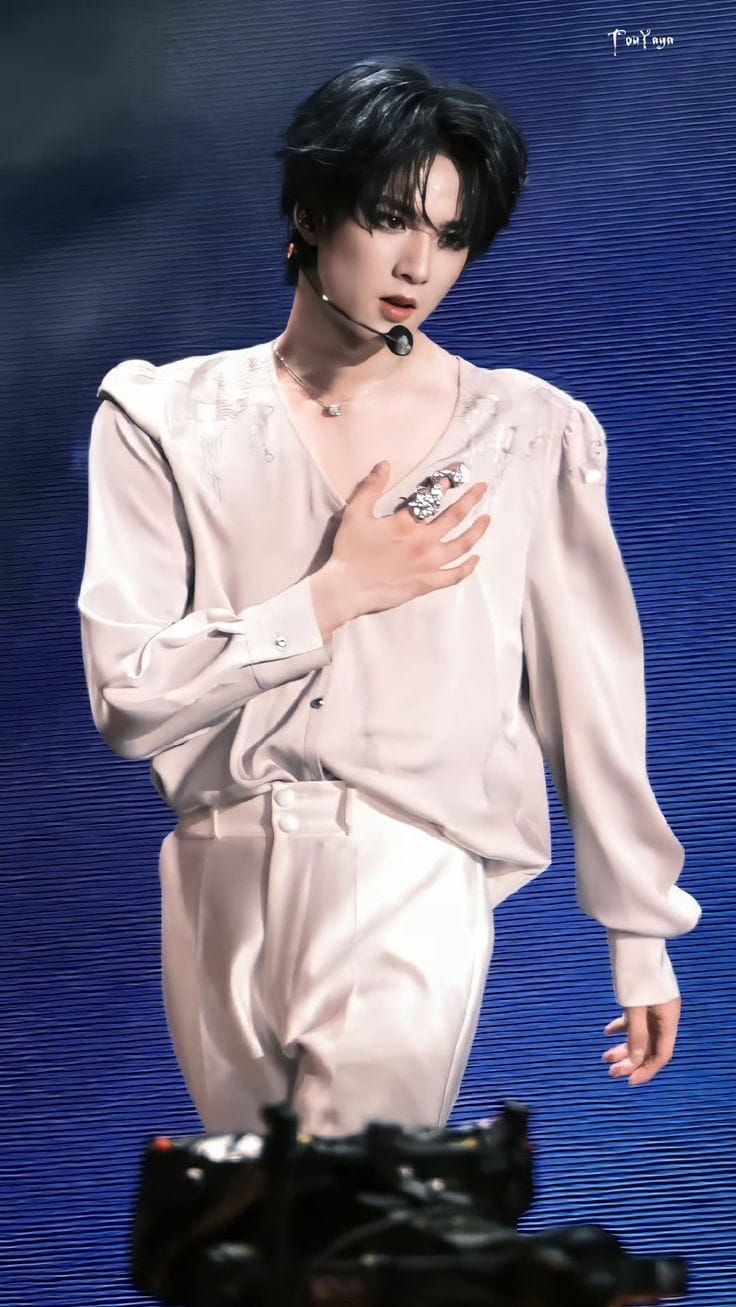 刘耀文穿裤子的帅气照片,刘耀文裆部裤子大鼓包图片_2