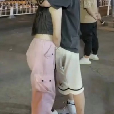 大庭广众之下女生掏男生裆部图片,两颗睾丸被女生握在手心