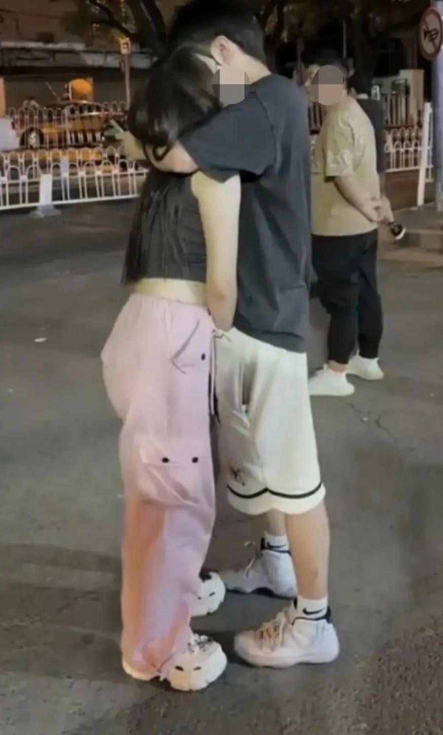 大庭广众之下女生掏男生裆部图片,两颗睾丸被女生握在手心_1