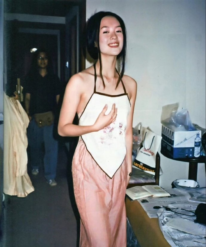 年轻早期章子怡穿肚兜图片_2