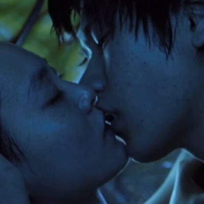 挪威的森林亲热那段原声鸭王附体下雨的夜晚片段视频