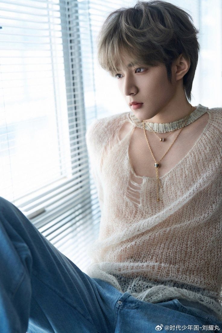 刘耀文穿裤子的帅气照片,刘耀文裆部裤子大鼓包图片_3