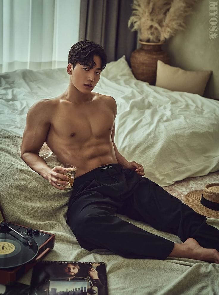 腹肌男孩光溜溜躺着,全身78光秃秃的图片真实大包_1