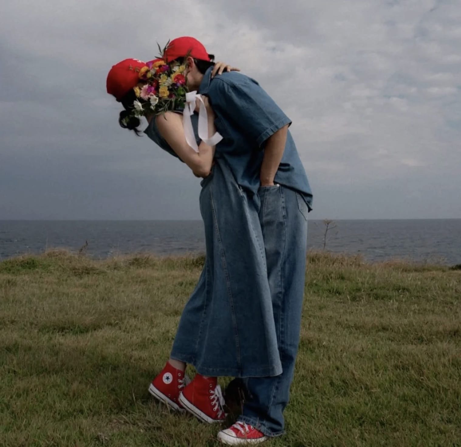 男女拥抱女人主动挺腰迎合男人图片_1