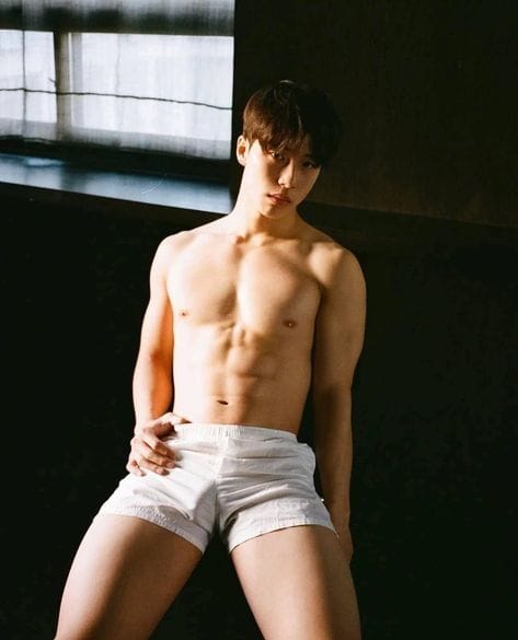 肌肉帅哥分享日常图片,男生穿裤子显丁丁形状图片_2