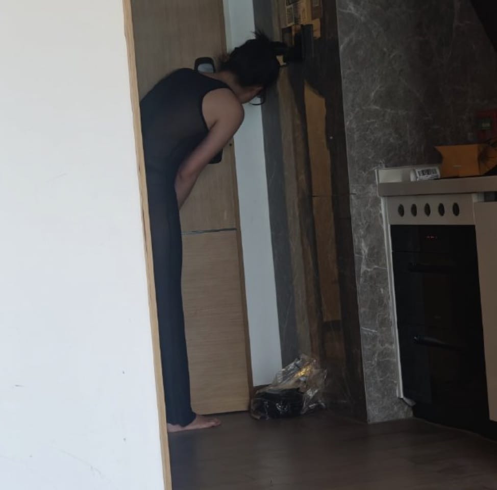 女生穿的很少取外卖,美女忘穿内衣取外卖图片_1