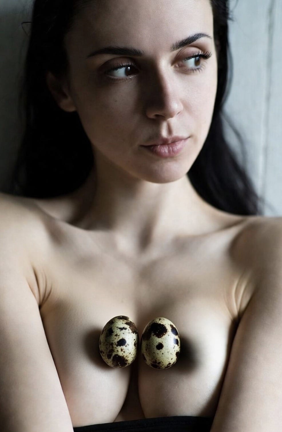 国外女生用两个鹌鹑蛋代替演示教学的胸夹睾丸正确姿势图解大全_1