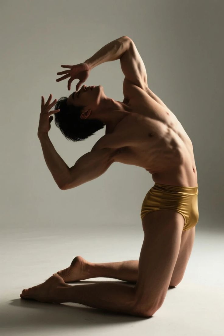 职业的内衣模特帅哥腹肌只穿三角裤头裆部凸凸图片_1