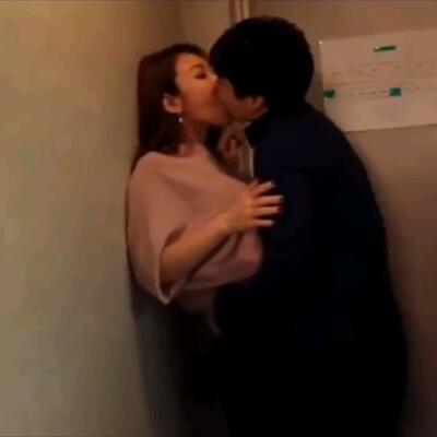 韩国电影情侣进门就开始接吻,接吻时摸揉胸代表什么心理?