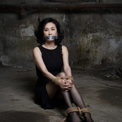 美人手脚绑住嘴巴贴上胶布绑架了图片