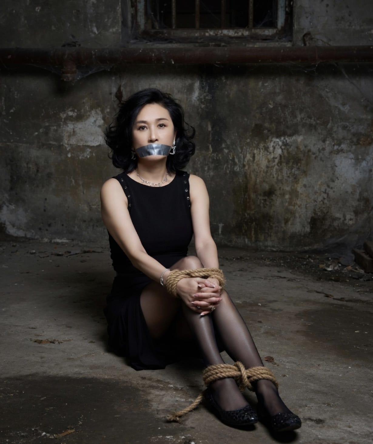 美人手脚绑住嘴巴贴上胶布绑架了图片_3