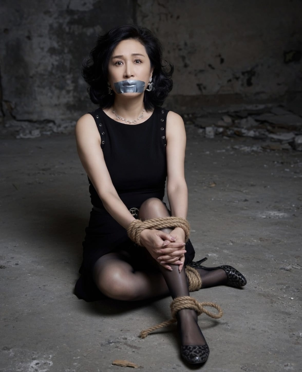 美人手脚绑住嘴巴贴上胶布绑架了图片_2