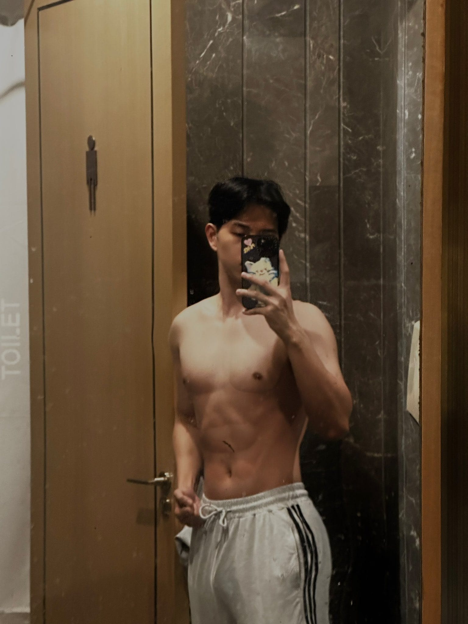 男生什么部位最吸引女性当然是灰裤子男生的裆部！_1