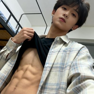 胸肌腹肌帅哥对比图片,女生更喜欢胸肌还是腹肌