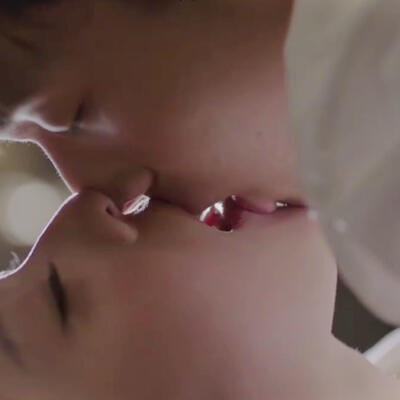 男女双子星亲吻刺激战场视频大全免费观看哔哩哔哩