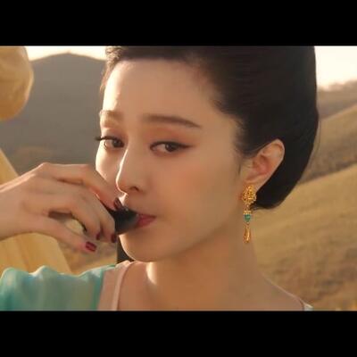 《王朝的女人杨贵妃》范冰冰黎明马震名场面,腰一沉律动着,里面一顶一顶的痛,没有