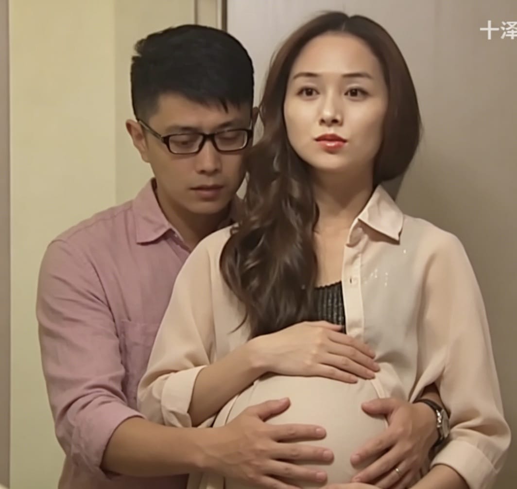 从后面抱着女朋友摸肚子恩爱图片_1