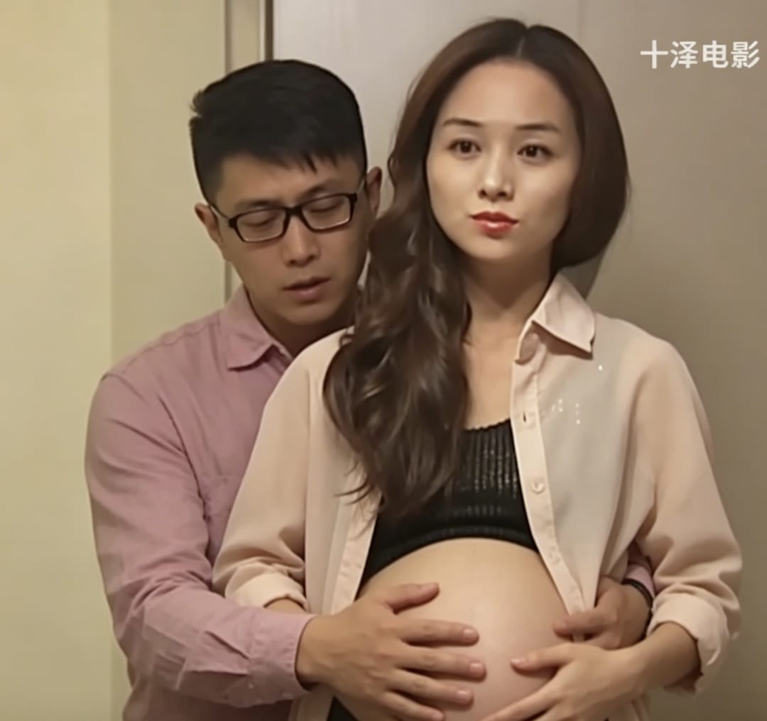 从后面抱着女朋友摸肚子恩爱图片_2