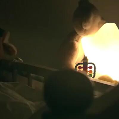 宝妈哄睡孩子后亲热，别,别这样,小声点,万一把他吵醒,可就