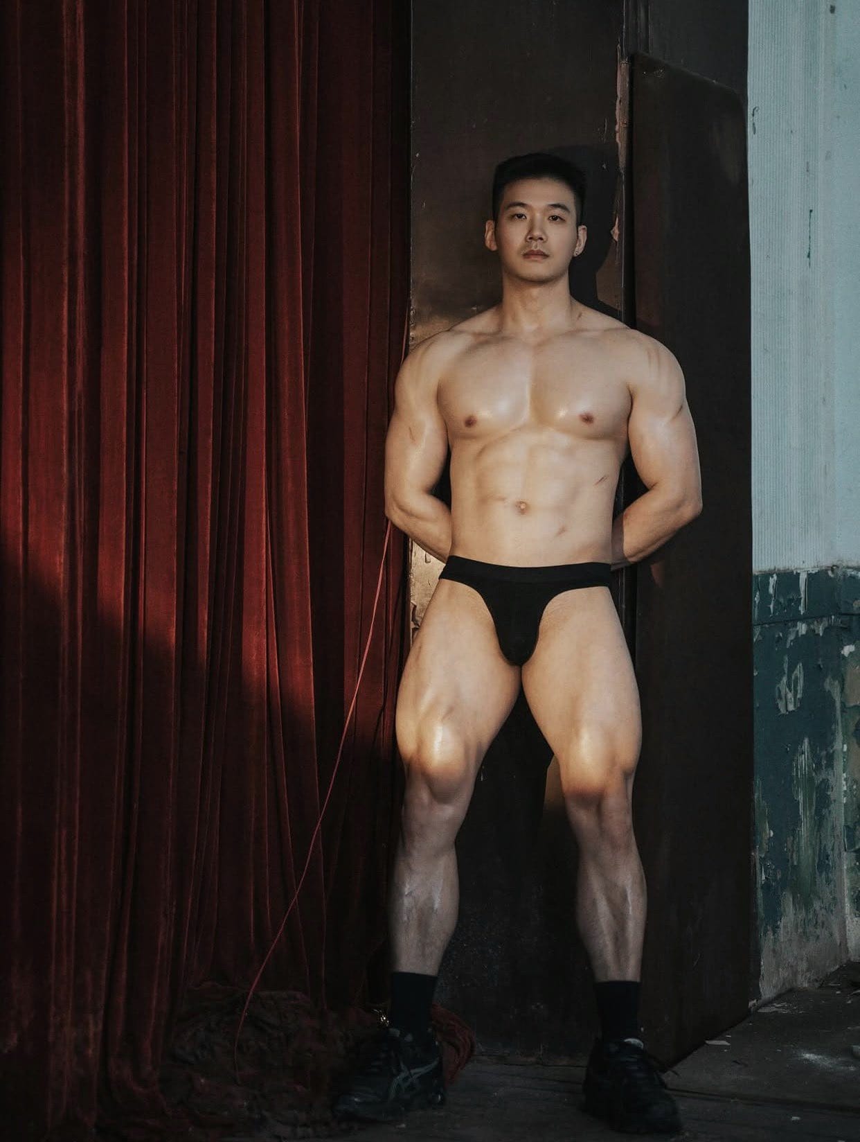 穿着泳裤的男模展示78男生真实格调照片_3