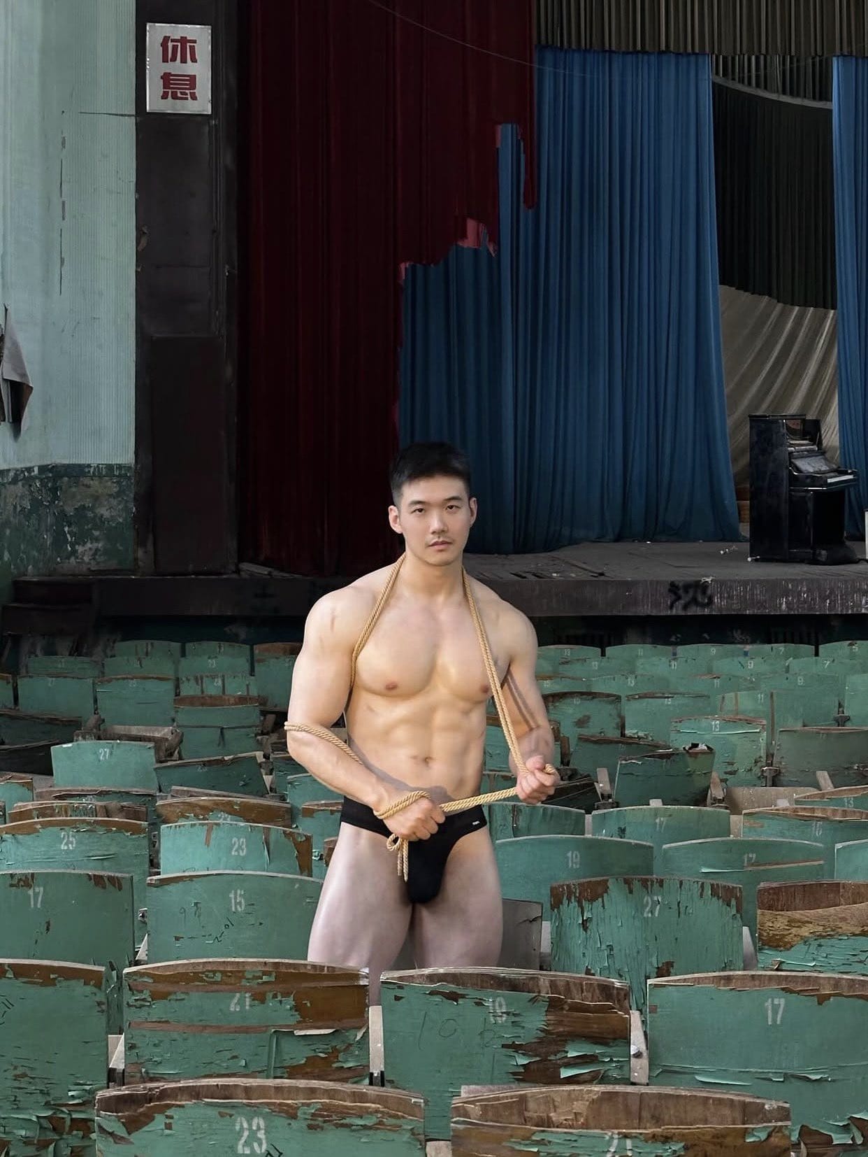 穿着泳裤的男模展示78男生真实格调照片_4