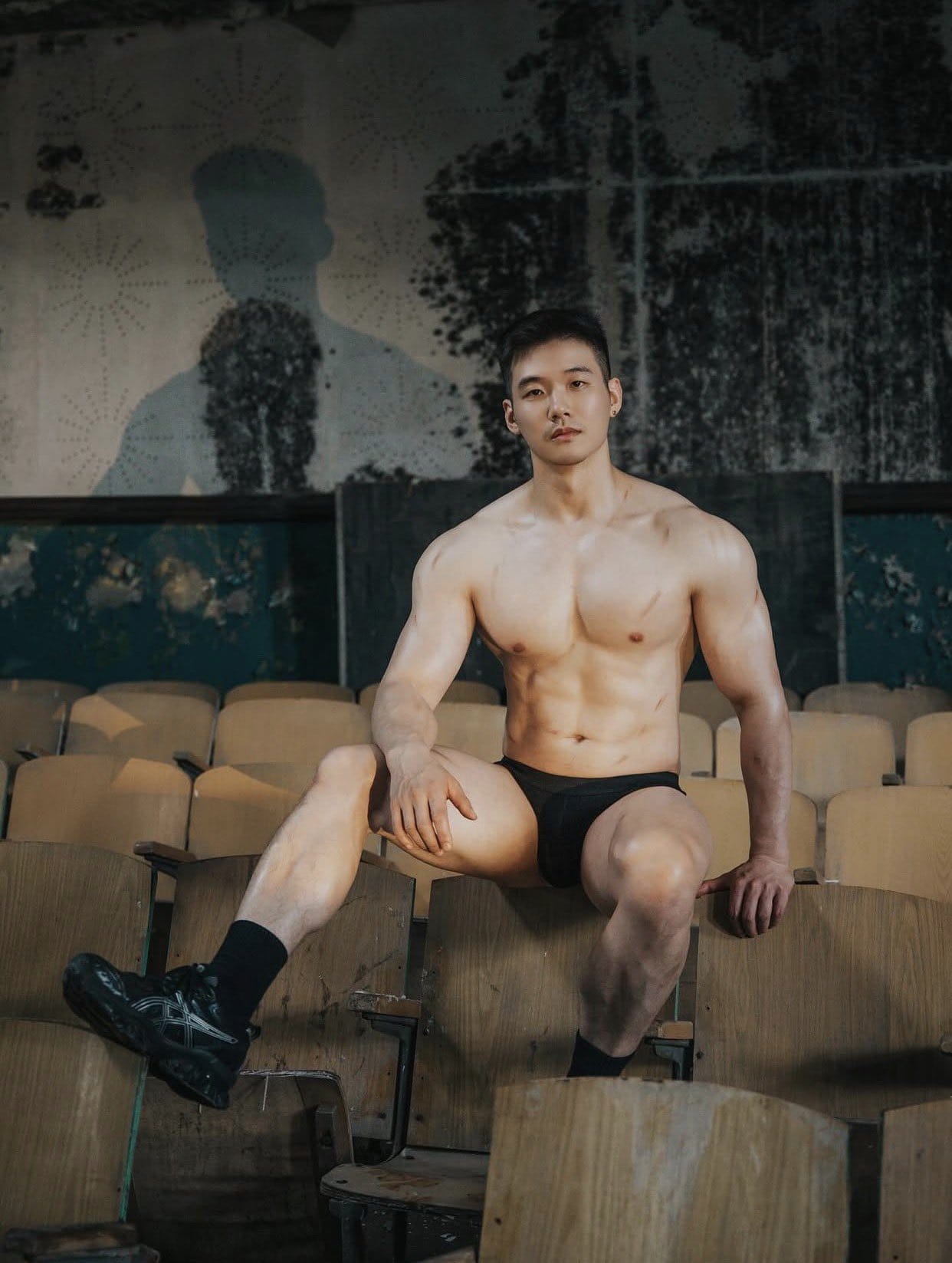穿着泳裤的男模展示78男生真实格调照片_1