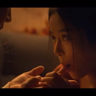 男的为什么把手指伸嘴巴里，女人吃男人手指视频 cut